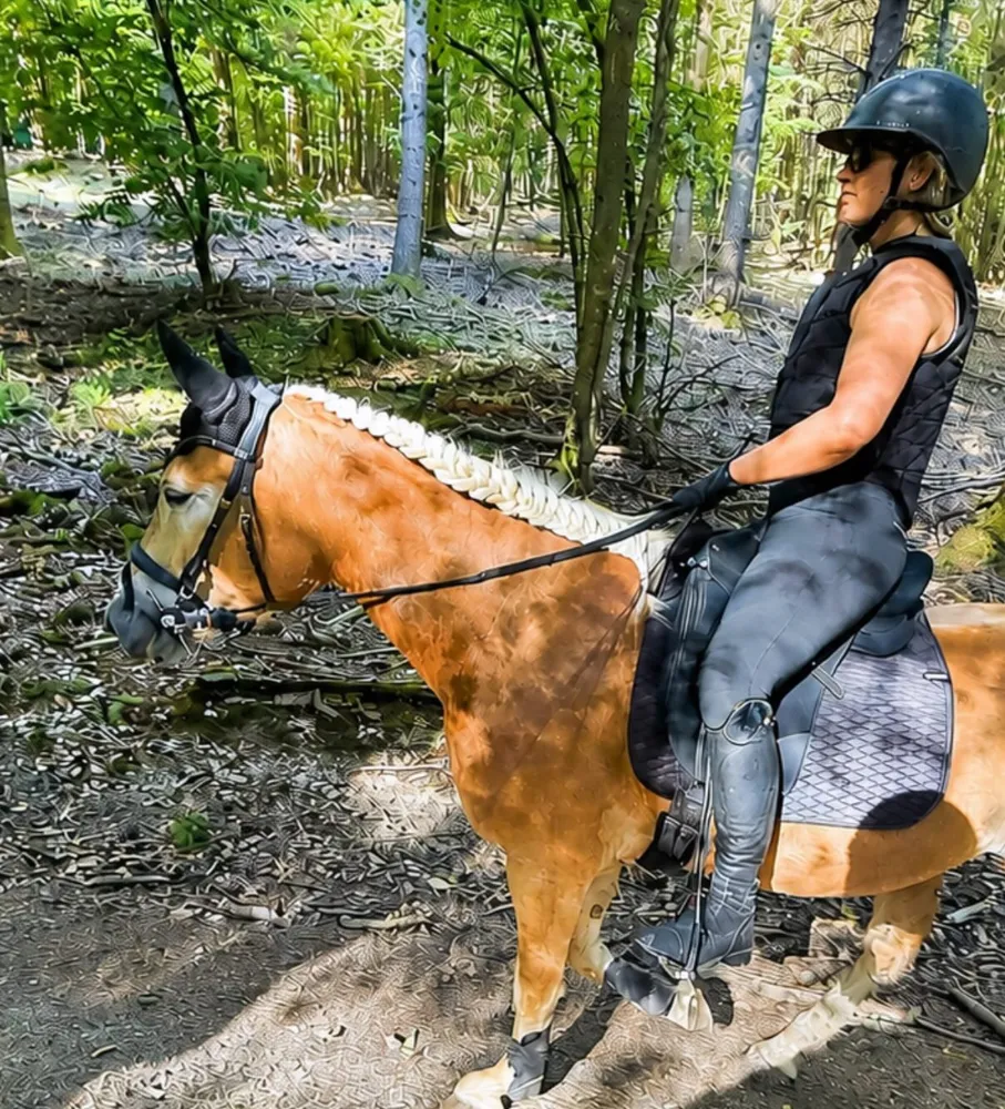 Isa reitet ihr junges Pferd Sternglück im Wald