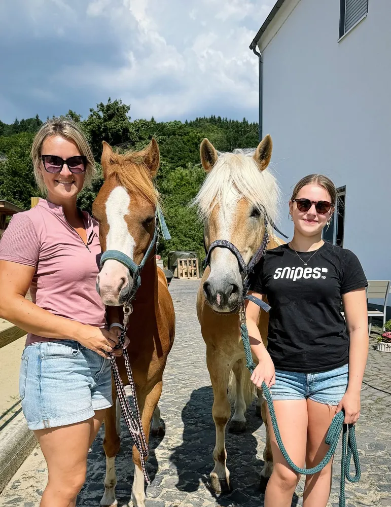 Zwei Betreuerinnen mit zwei Ponys beim Ponyclub