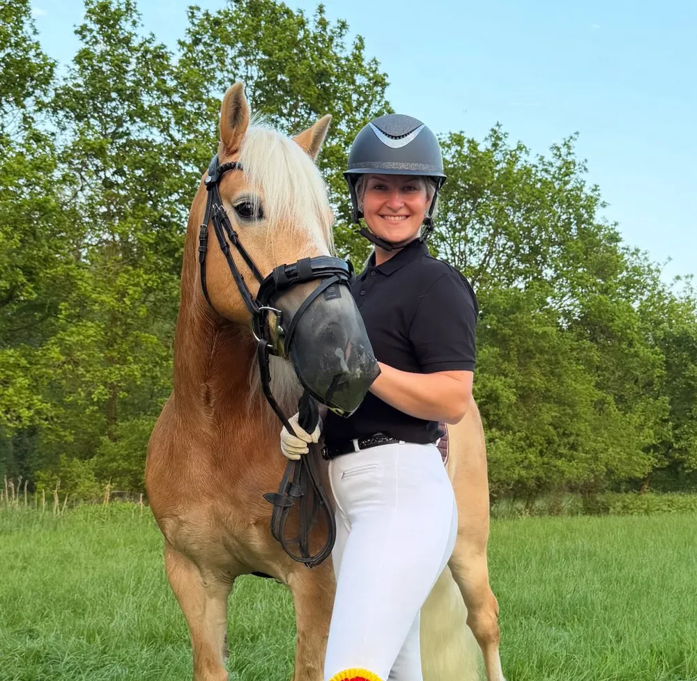 Isa mit Haflinger und Schleife