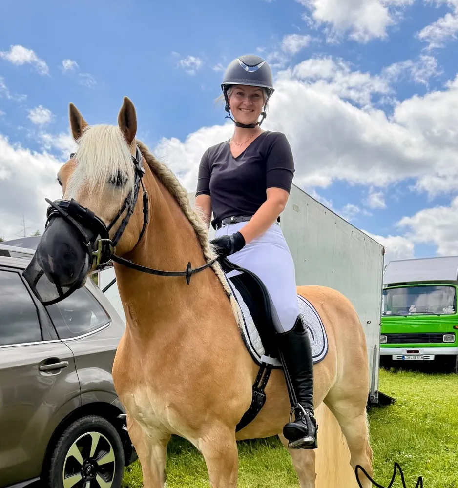 Isa auf ihrem Haflinger beim Turnier